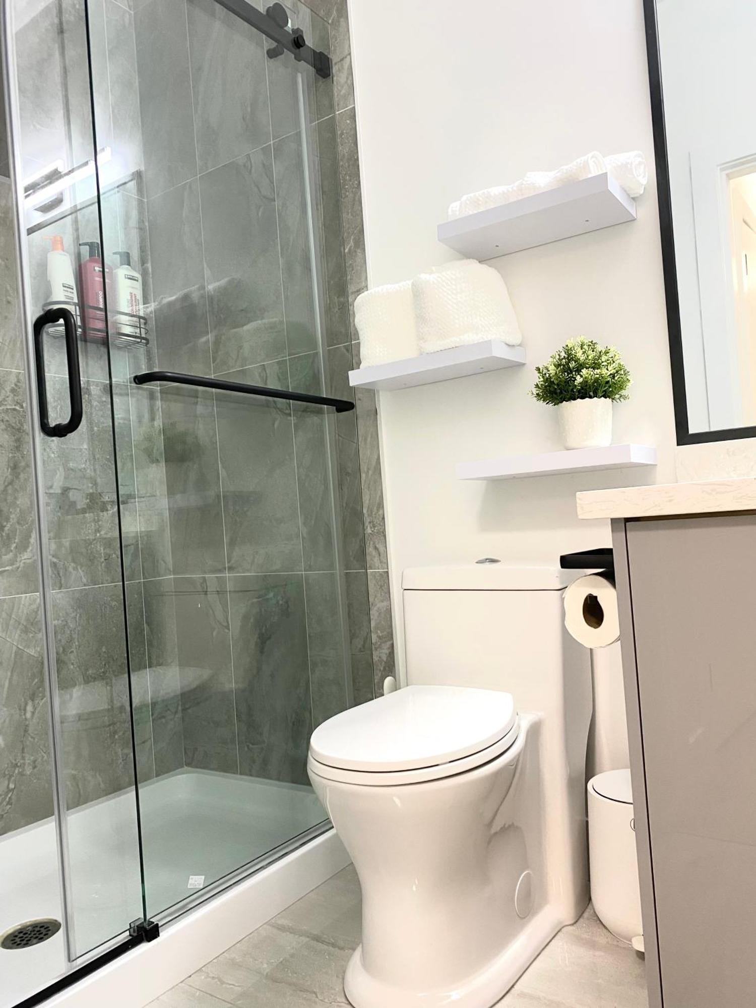 Modern And New House Near Pne With Big Garden And Free Parking Apartment Vancouver Ngoại thất bức ảnh
